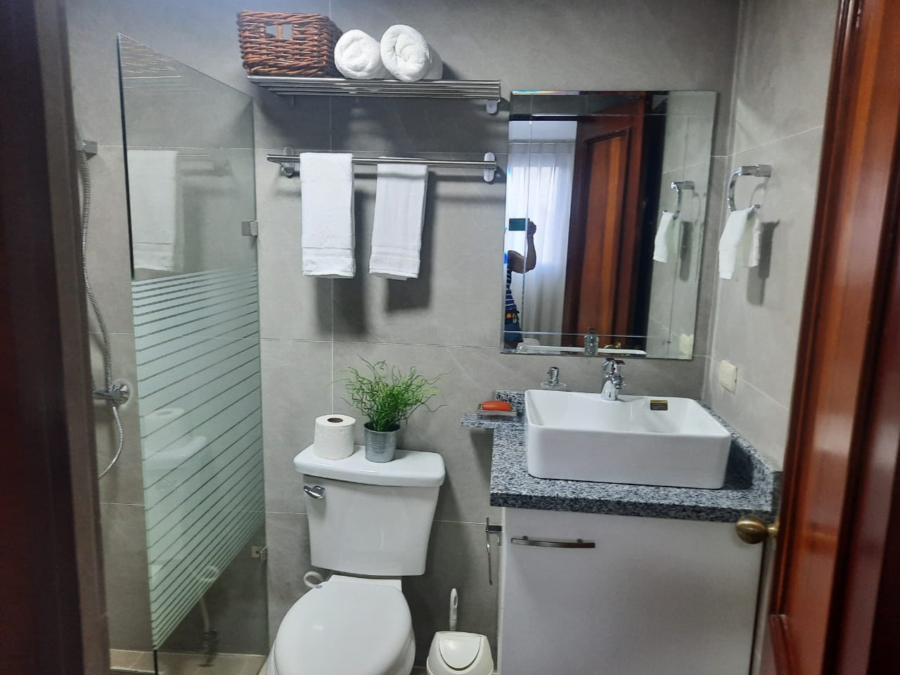 apartamentos - Se alquila, Apartamento 2Hab Amueblado en Piso Alto SUper Centrico en Naco  4