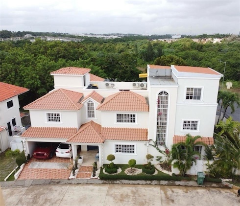 casas - Vendo Casa de 3 niveles en Arroyo Hondo III
420 metros de terreno Santo Domingo 