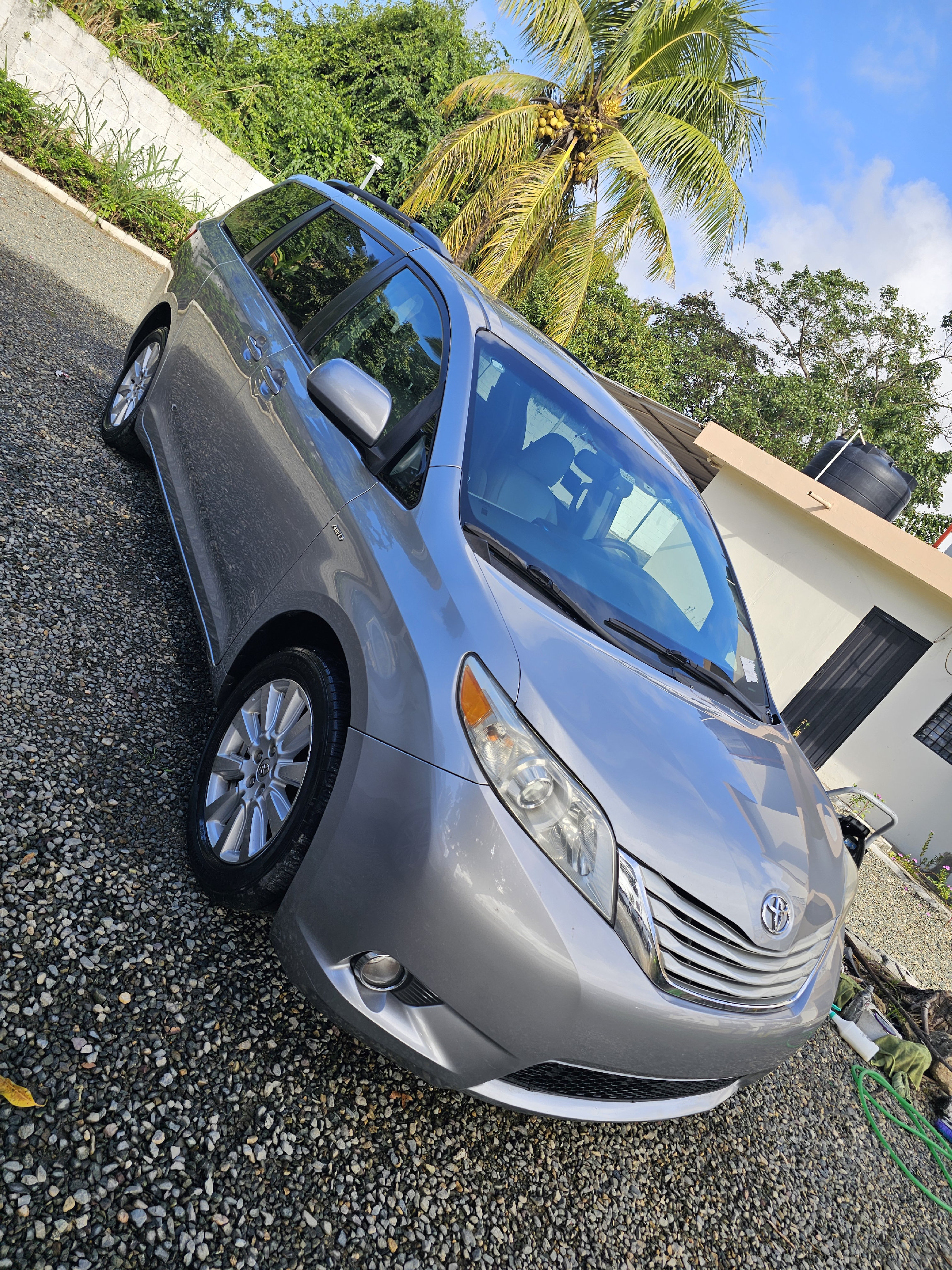 jeepetas y camionetas - Toyota sienna 2017 LE 4wd 0