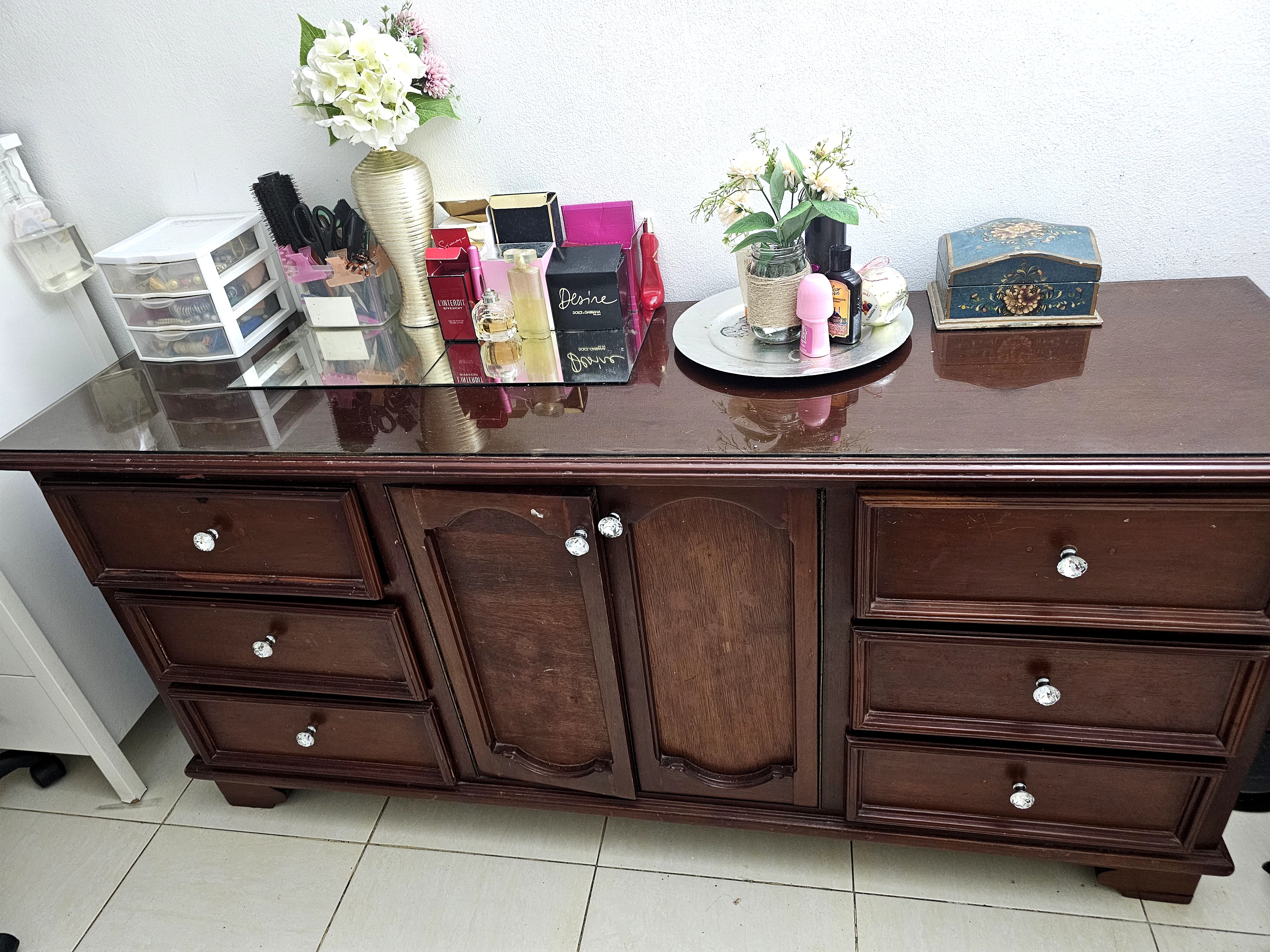 muebles y colchones - Gabetero en caoba centenaria