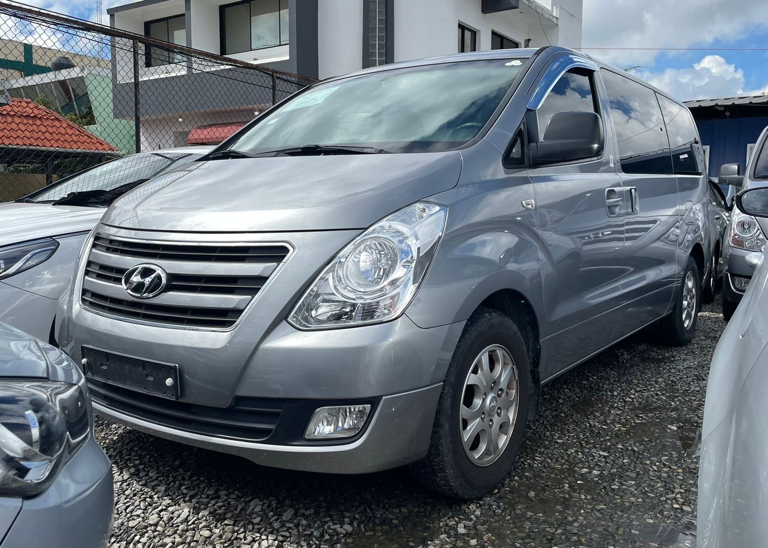 jeepetas y camionetas - HYUNDAI STAREX 2017 GRIS 1