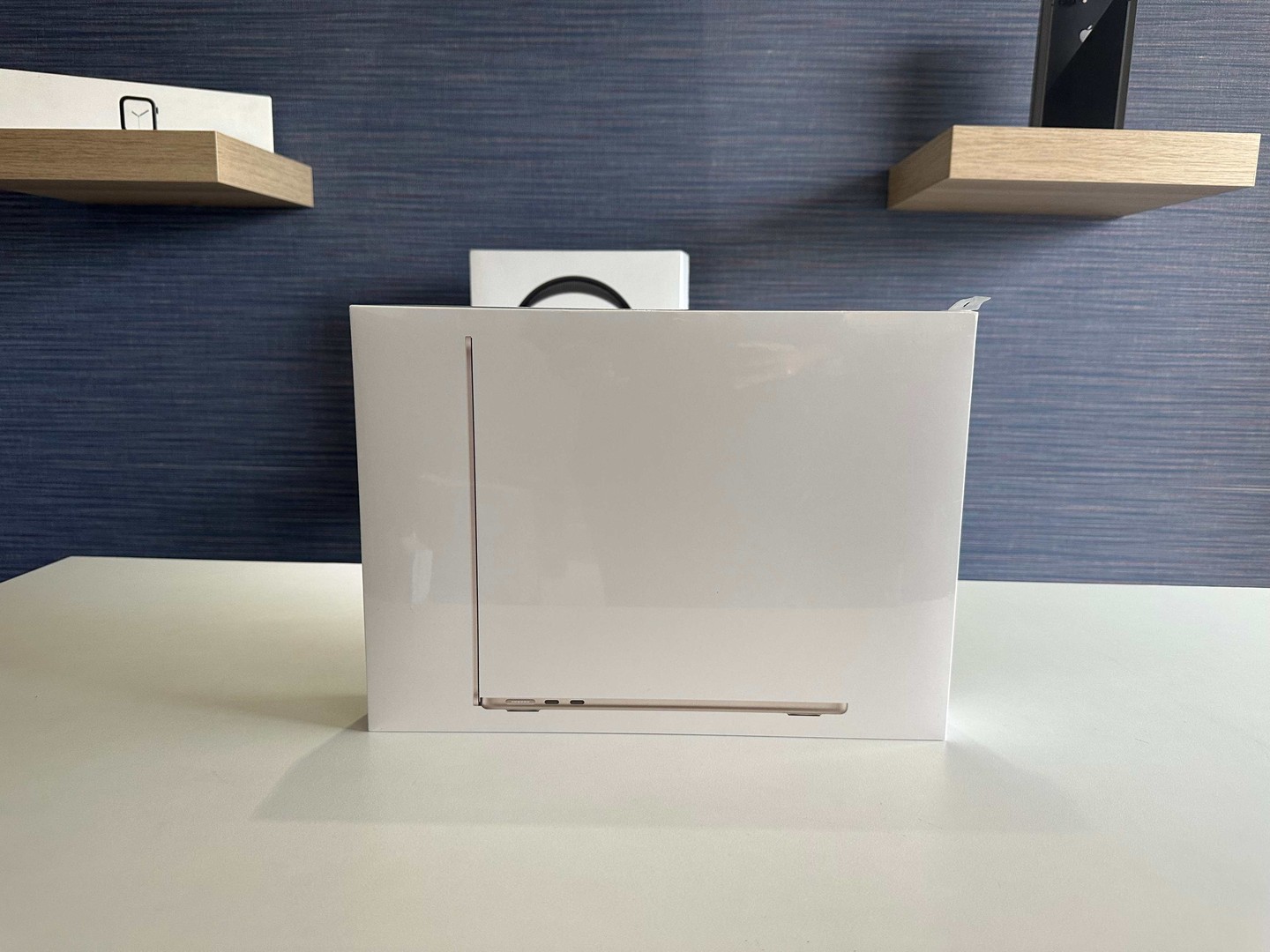 computadoras y laptops - Vendo MacBook Air 2022 Starlight M2 Apple Chip / 256GB- Nueva $ 66,995 NE 0