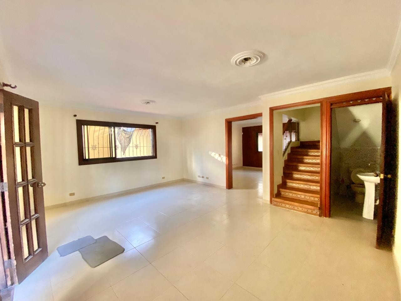 casas - Vendo Hermosa Casa en zona tranquila, Avenida República de Colombia.  2