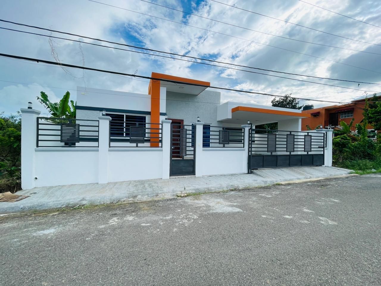 casas - Casa moderna con patio cerca de todo en residencial de primera en la ciudad.