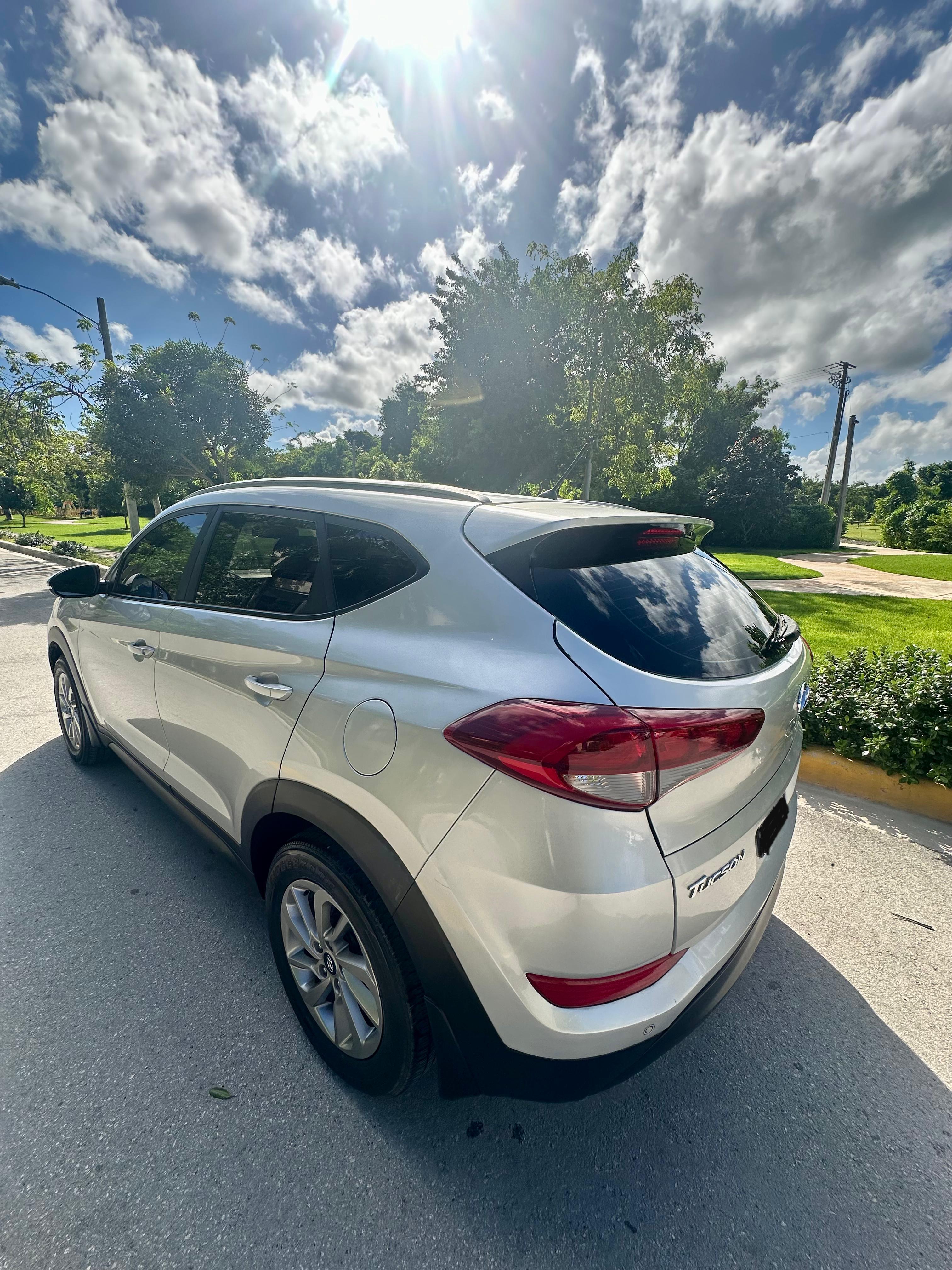 jeepetas y camionetas - Hyundai Tucson gris plata, año 2018 4