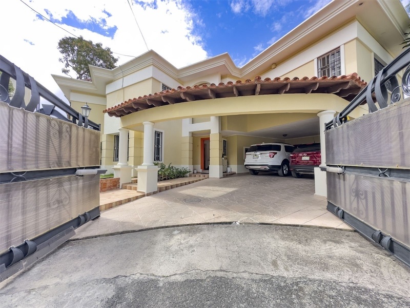 casas - Venta de mansión con 568mts y piscina en el Distrito Nacional sector Julieta 3