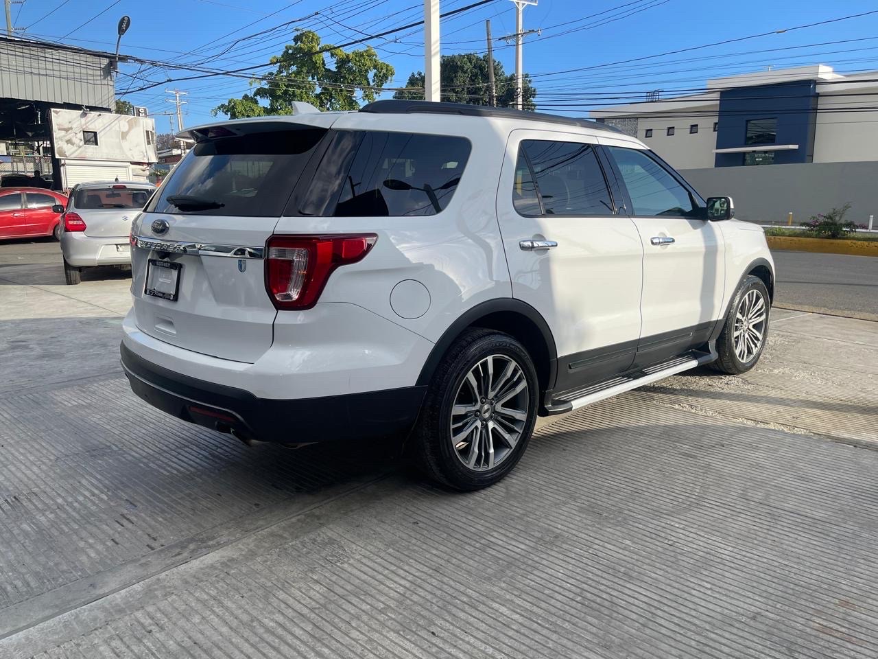 jeepetas y camionetas - Vendo Ford Explorer 4X2 2016 RD$995,000