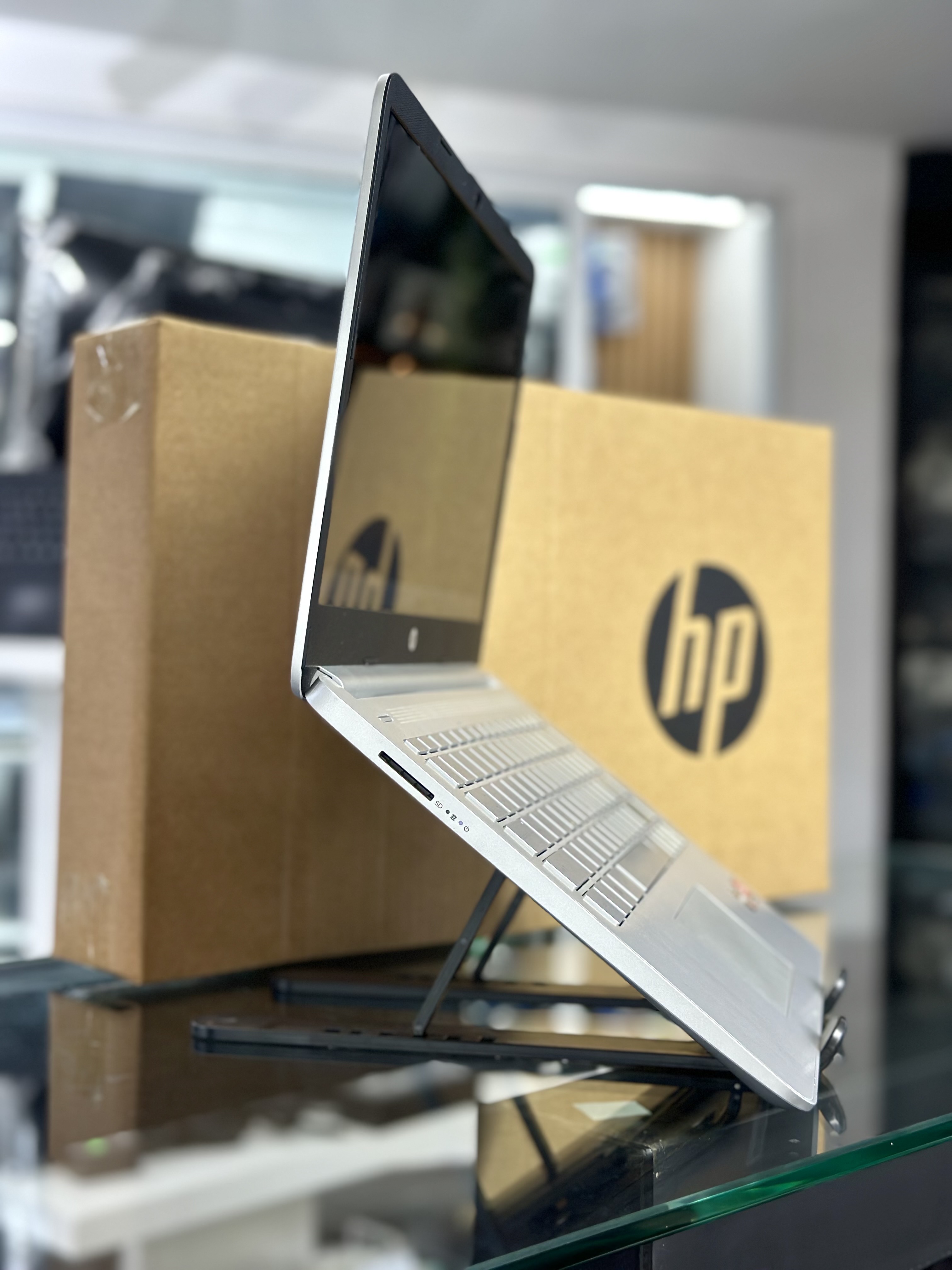 computadoras y laptops - Laptop HP Ryzen 3 Video dedicado $16,000  1