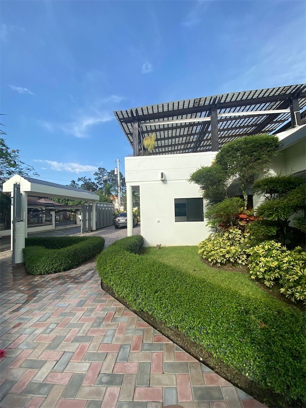 casas vacacionales y villas - Vendo en Jarabacoa, mansion amueblada con paneles solares de 1070mts 3
