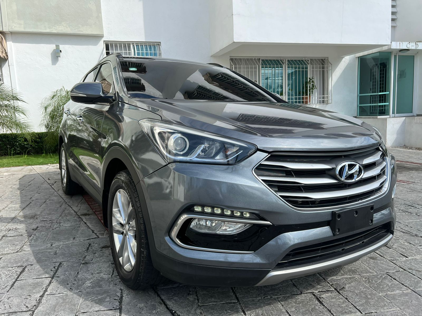 jeepetas y camionetas - Hyundai Santa fe 2016 impecable  0