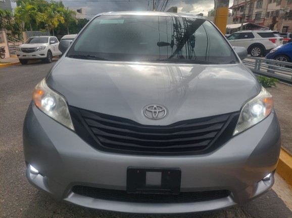 jeepetas y camionetas - Toyota sienna 2017 0