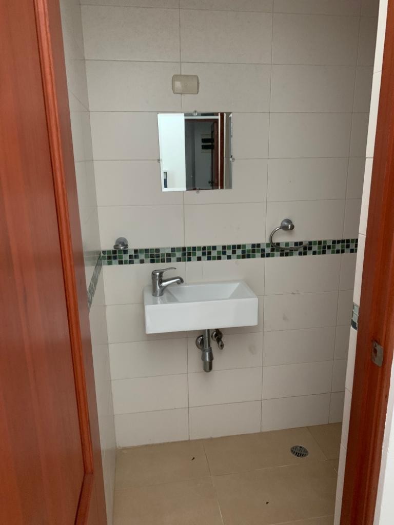 apartamentos - Alquiler con LB
GAZCUE
1 Hab
1,5 Baños
Hab de servicio
1 parqueo
USD$ 800 6