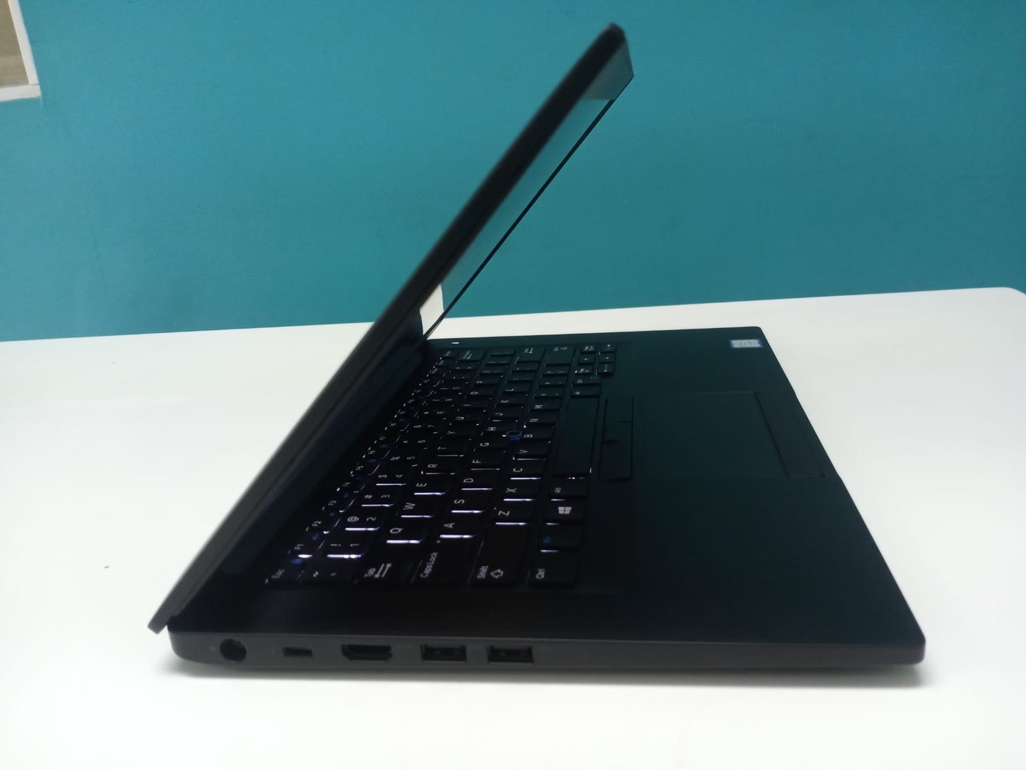 computadoras y laptops - Laptop, Dell Latitude 7490 / 8th Gen, Intel Core i5 / 8GB DDR4 / 256GB SSD
 5