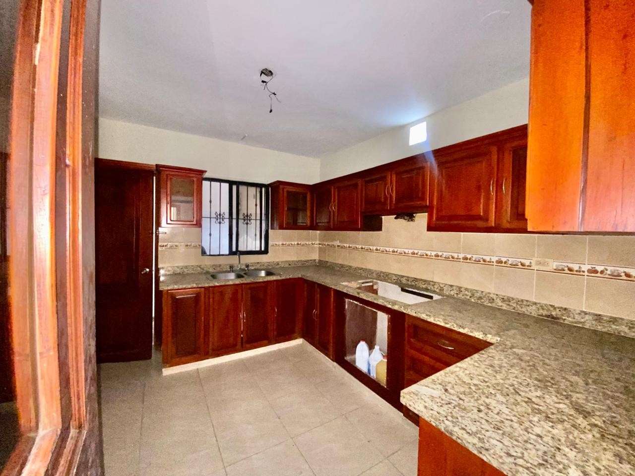 casas - Vendo Hermosa Casa en zona tranquila, Avenida República de Colombia.  5