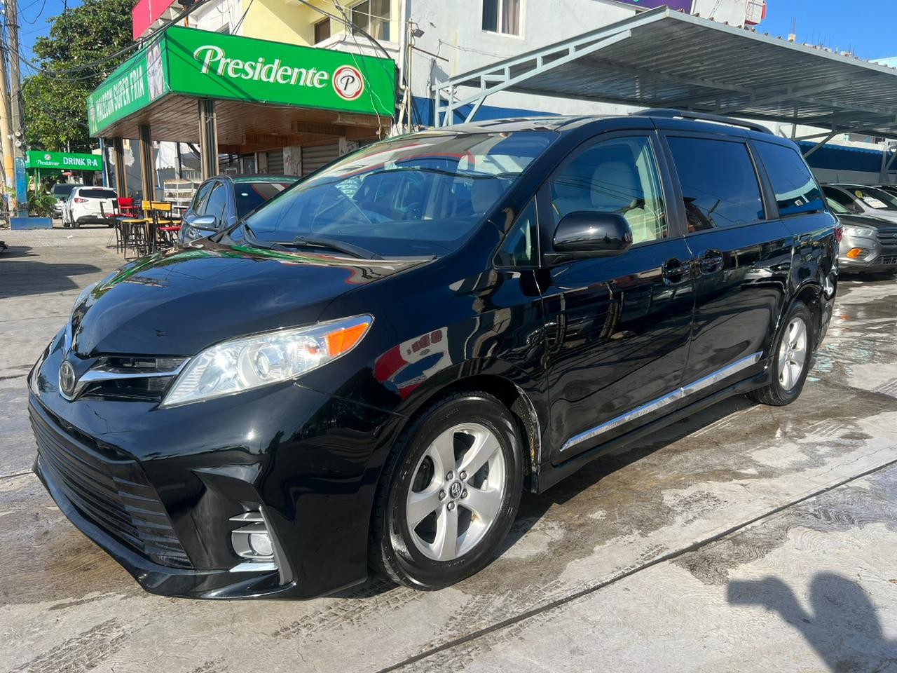 jeepetas y camionetas - Toyota Sienna LE 2018 0