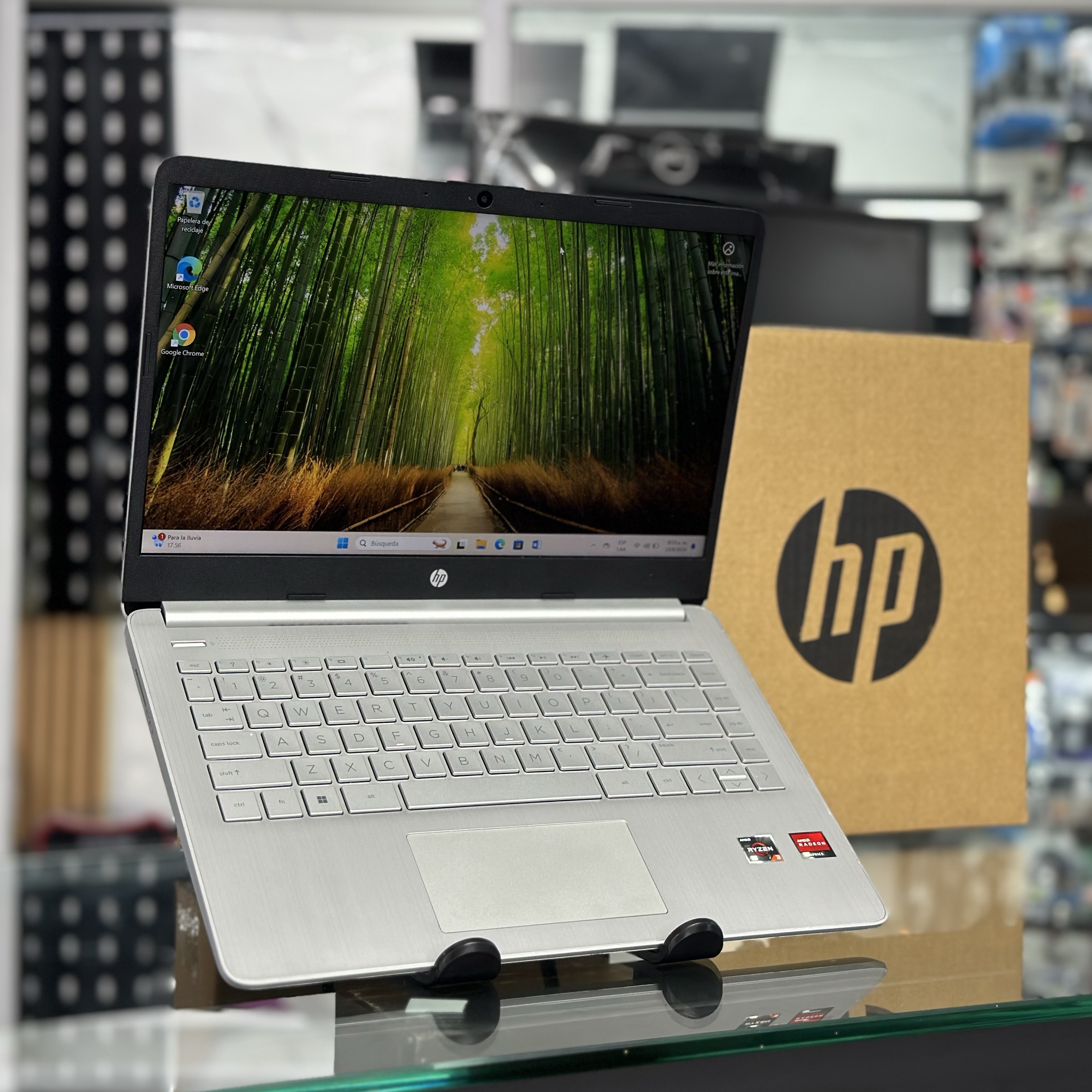 computadoras y laptops - Laptop HP Ryzen 3 Video dedicado $16,000 