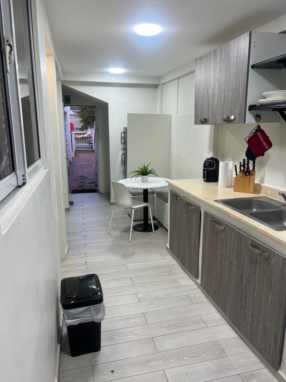 apartamentos - Apartamento en alquiler amueblado con patio de 1 h 7