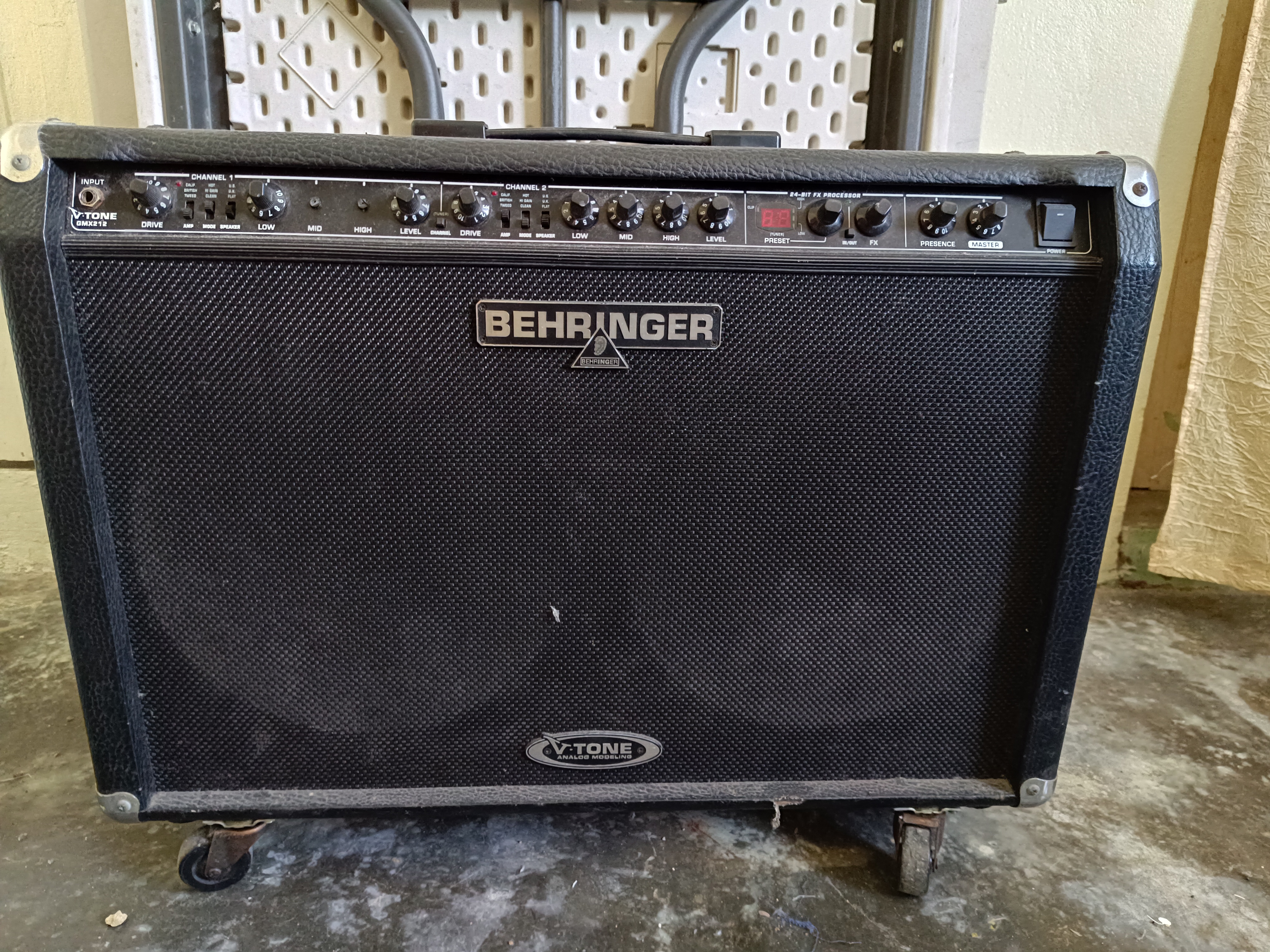 otros electronicos - Amplificador de guitarra Behringer GMX212