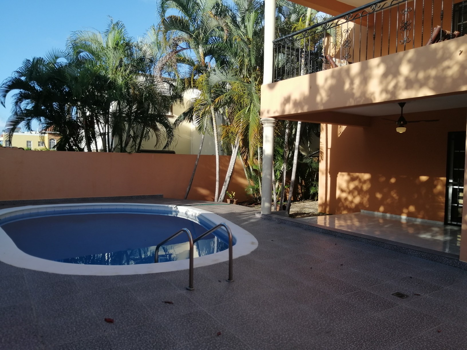 casas - Casa espaciosa con piscina y jardín residencial privado cerca de todo