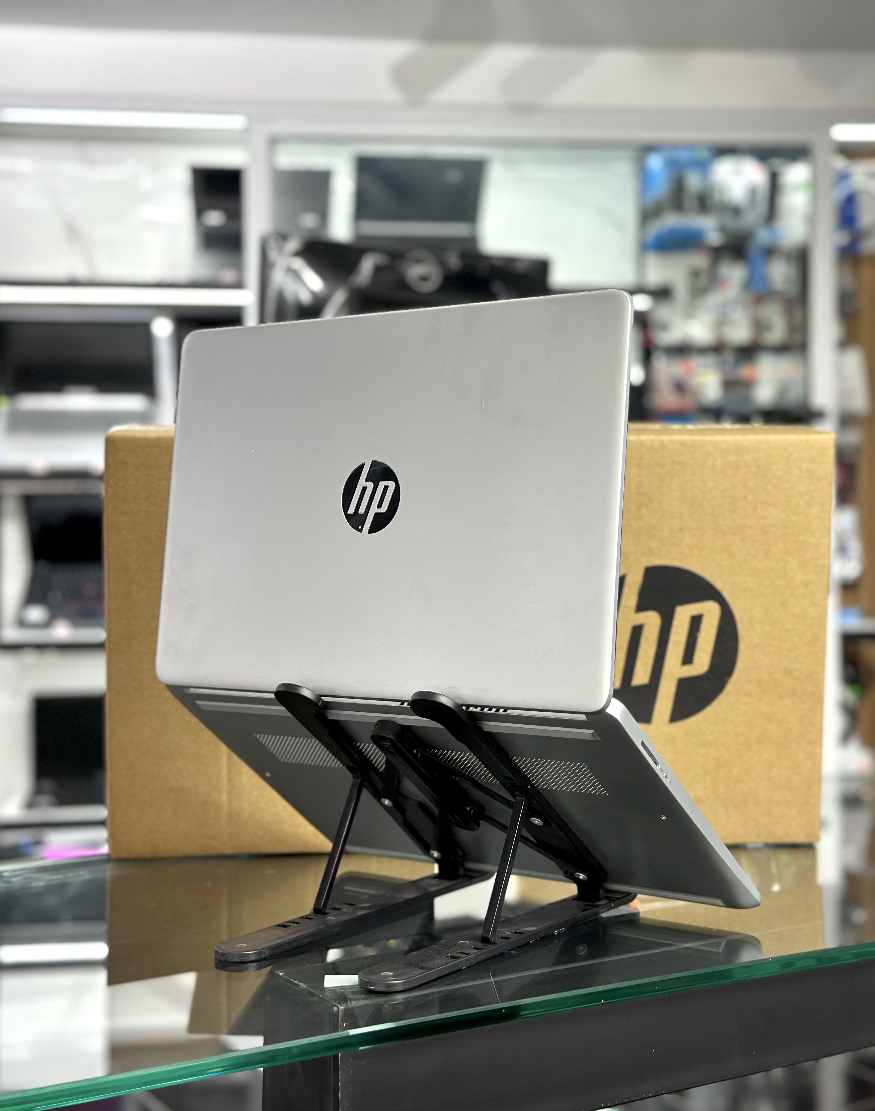 computadoras y laptops - Laptop HP Ryzen 3 Video dedicado $16,000  2