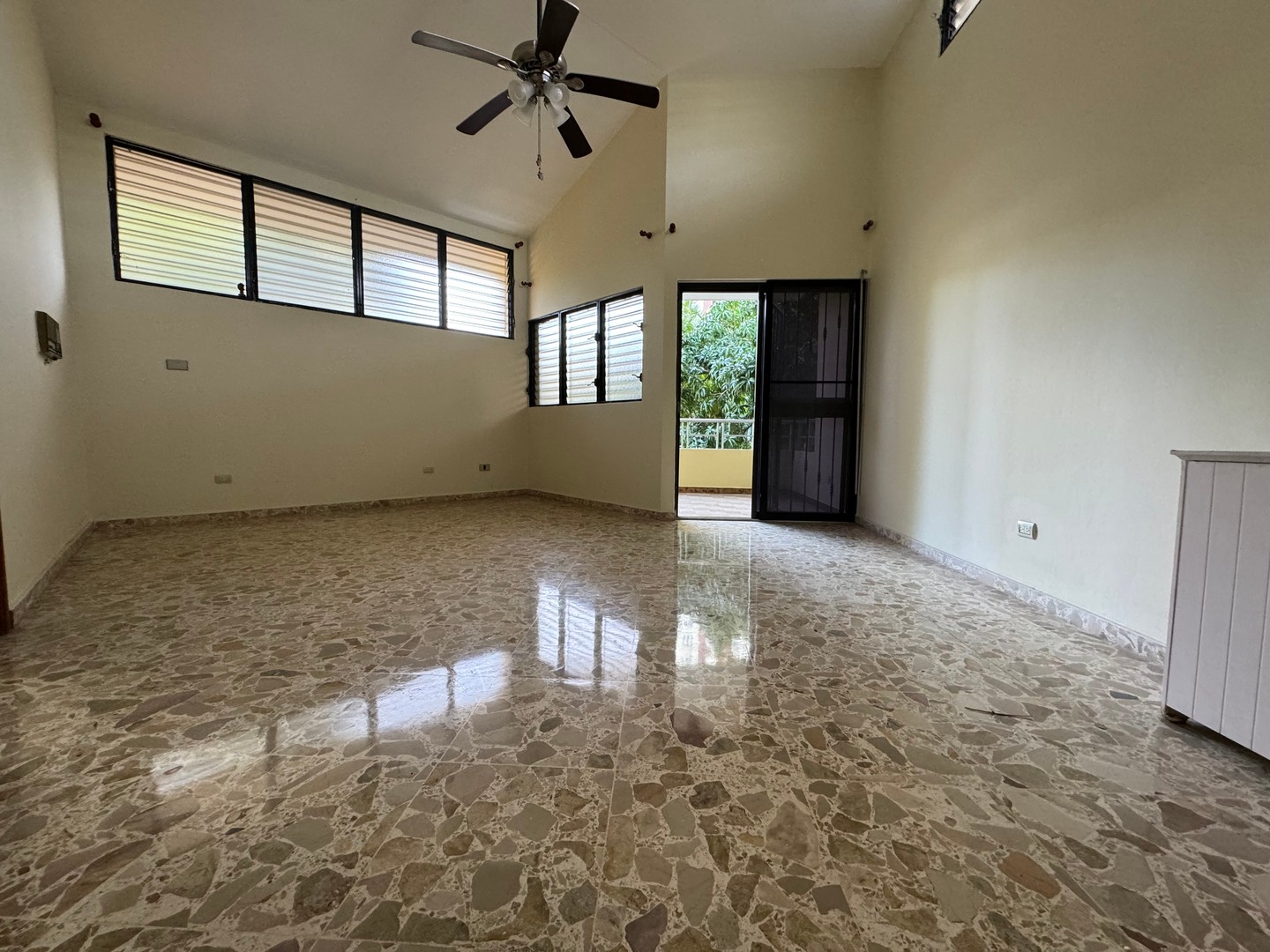 casas - Casa en alquiler o venta con hermoso patio y piscina, en Los Cacicazgos 4