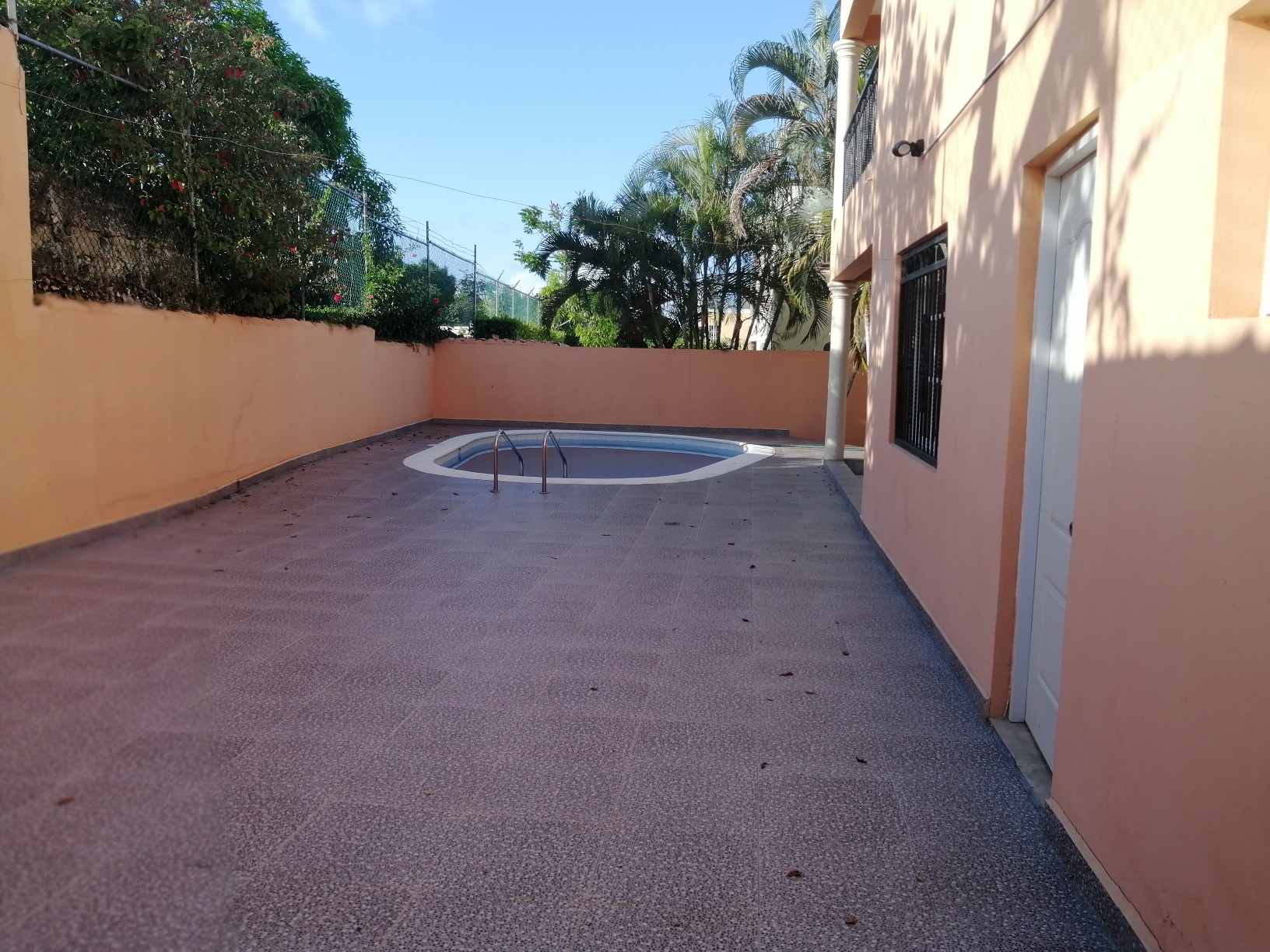 casas - Casa espaciosa con piscina y jardín residencial privado cerca de todo 2