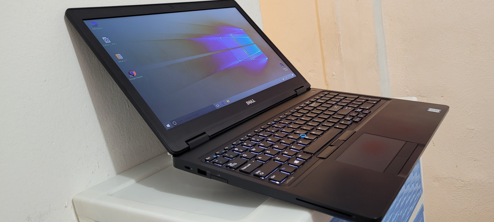 computadoras y laptops - laptop Dell 5570 17 Pulg Core i7 Ram 16gb DDR4 Video intel 8GB Y Aty Radeon R7  1