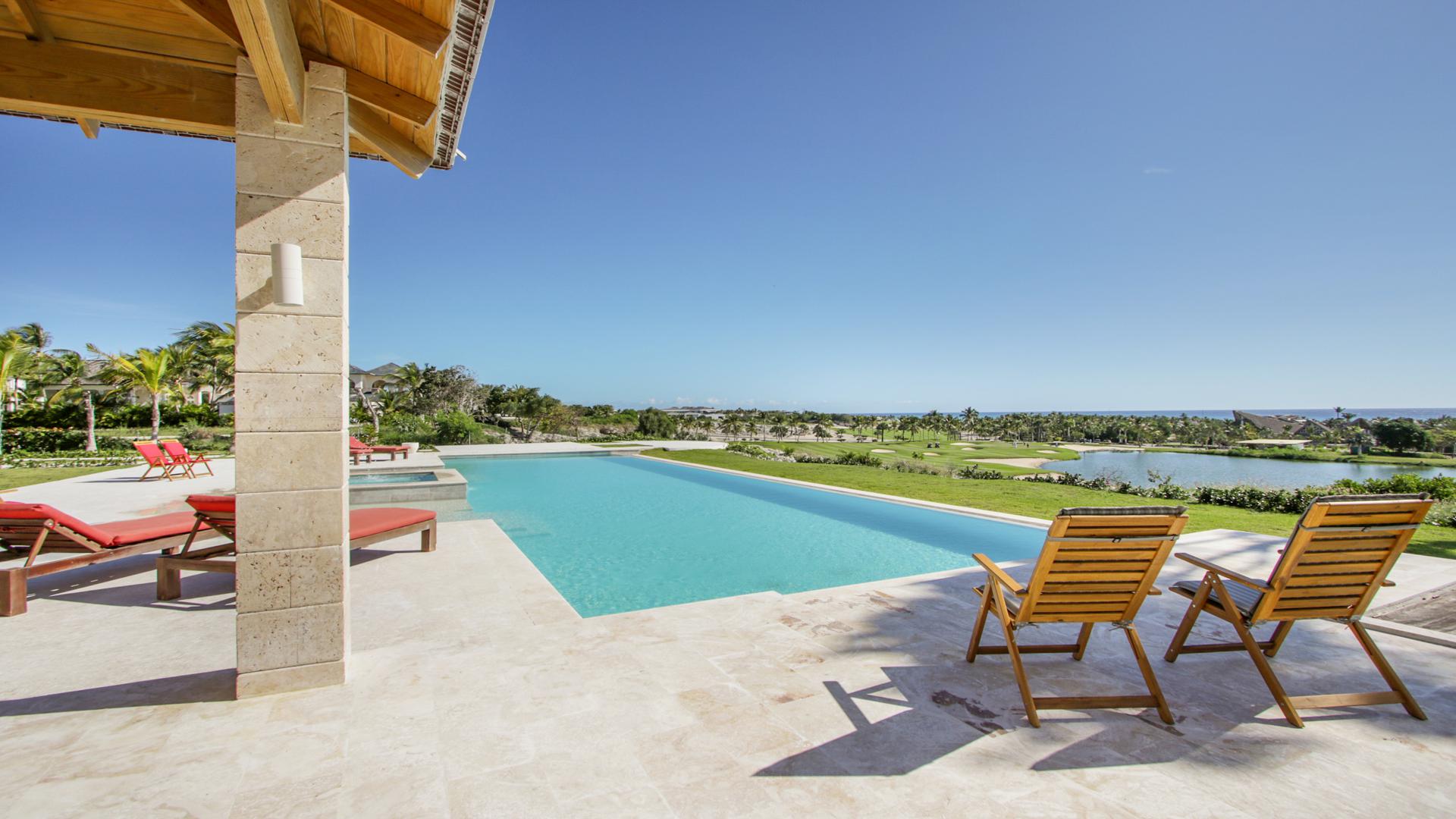 casas vacacionales y villas - Villa Majestuosa en Cap Cana 6 Habitaciones, Vista al Mar y Golf, Punta Espada 2
