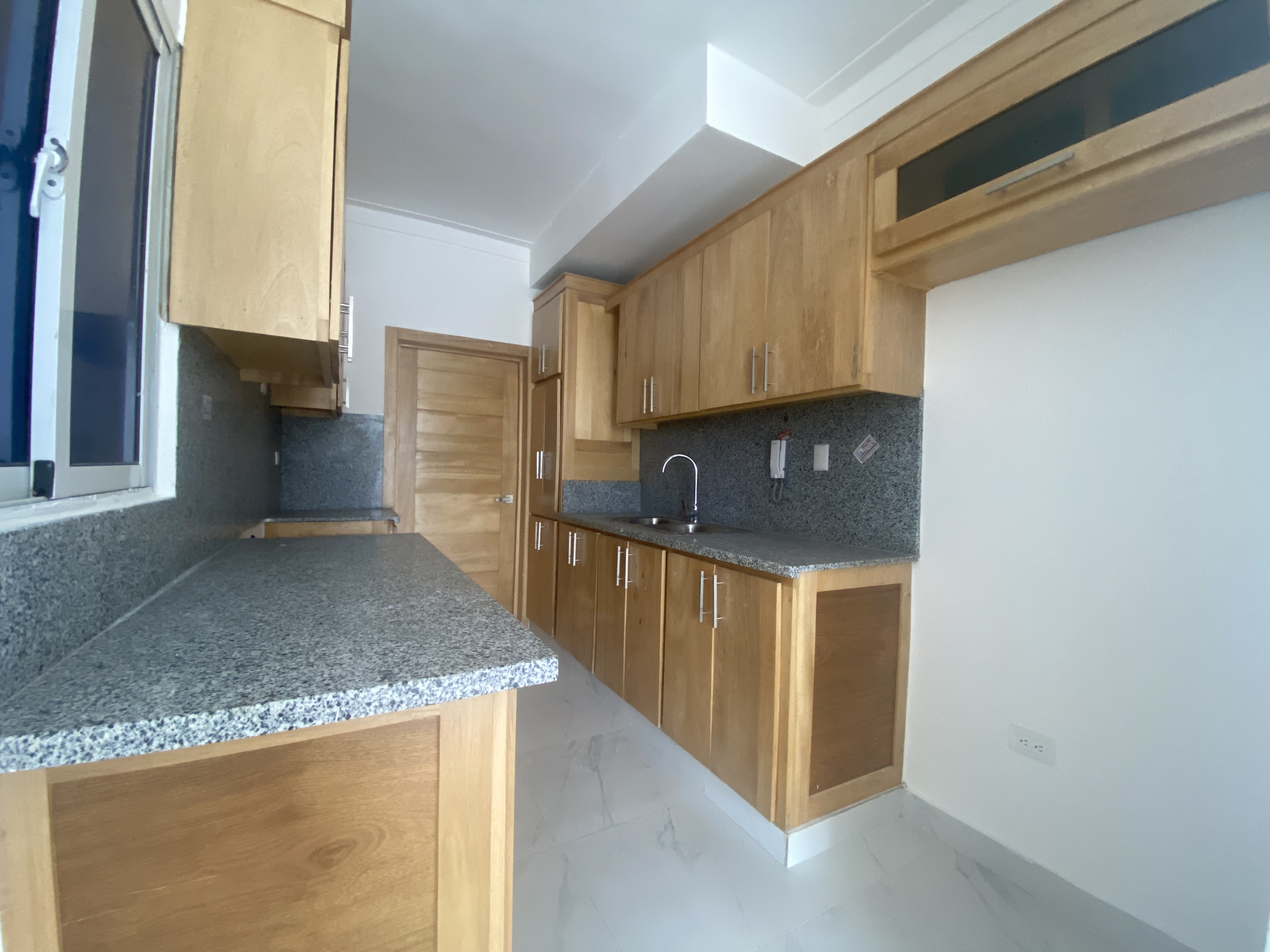 apartamentos - Espacioso apartamento casi nuevo en Sto.Dgo. Este 4