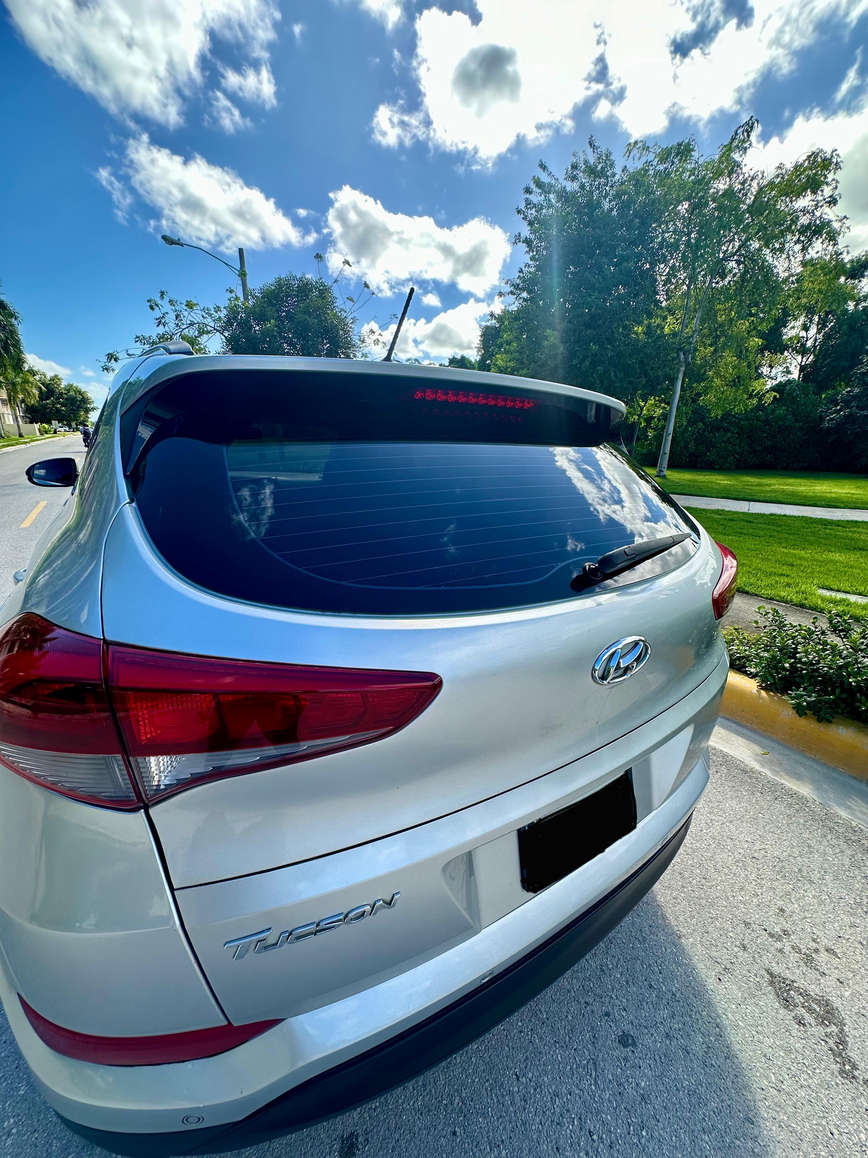 jeepetas y camionetas - Hyundai Tucson gris plata, año 2018 1