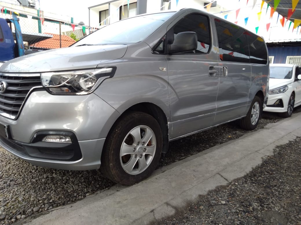 jeepetas y camionetas - HYUNDAI GRAND STAREX 2017 GRIS 0